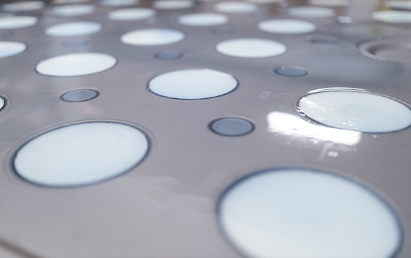 Cover for Creating impermeable seals that can withstand damp and gas diffusion
